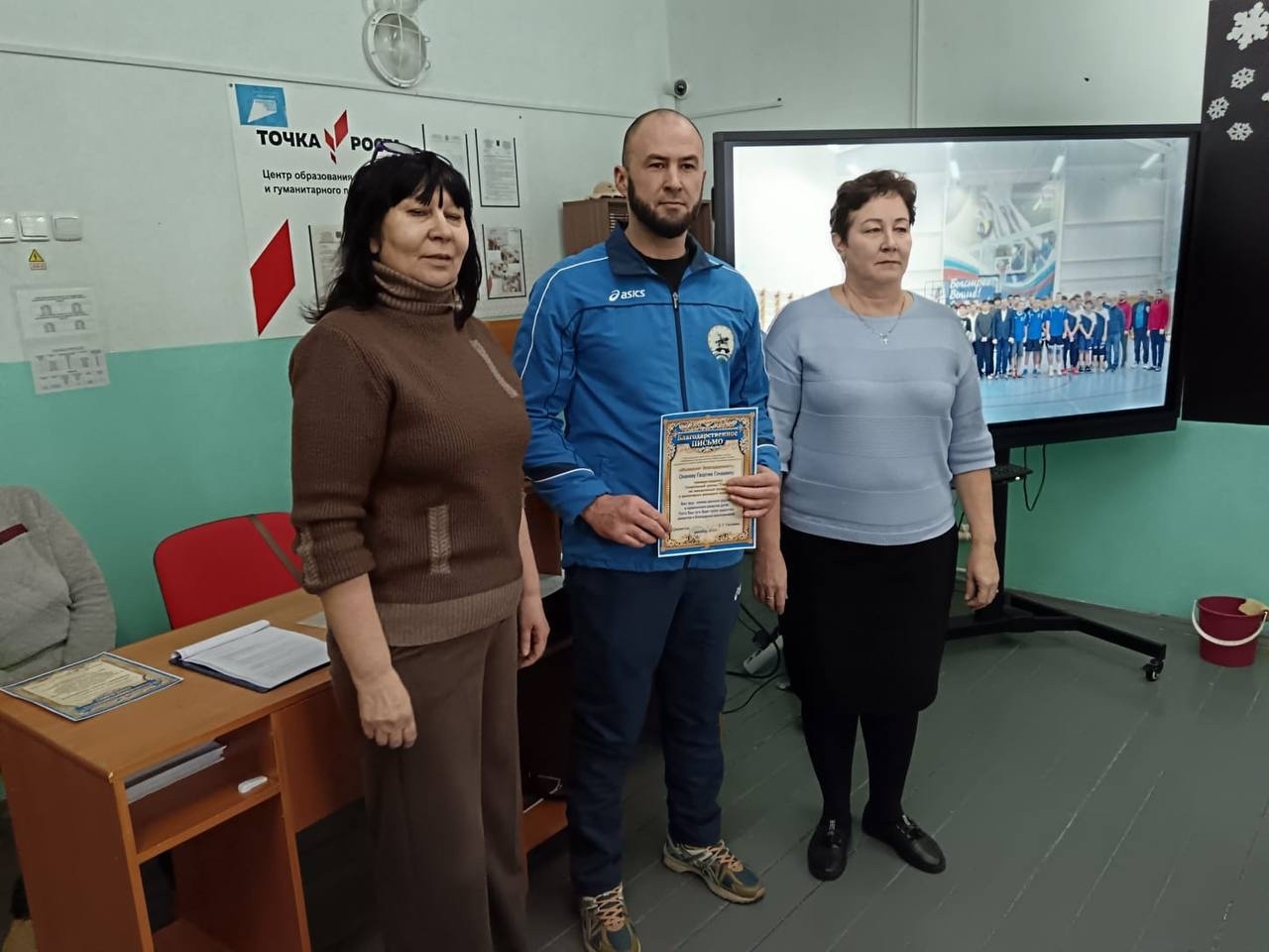 Чемпиондар мәктәп уҡыусылары янында