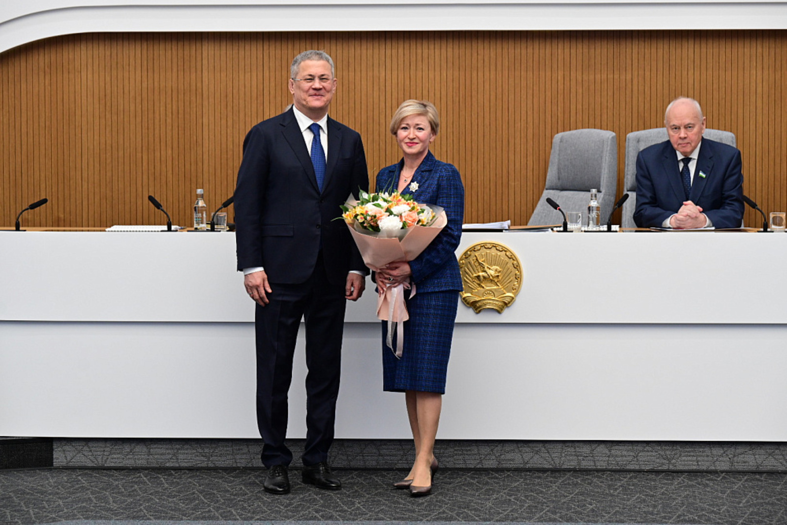 Радий Хәбиров Ленара Ивановаға Салауат Юлаев ордены тапшырҙы