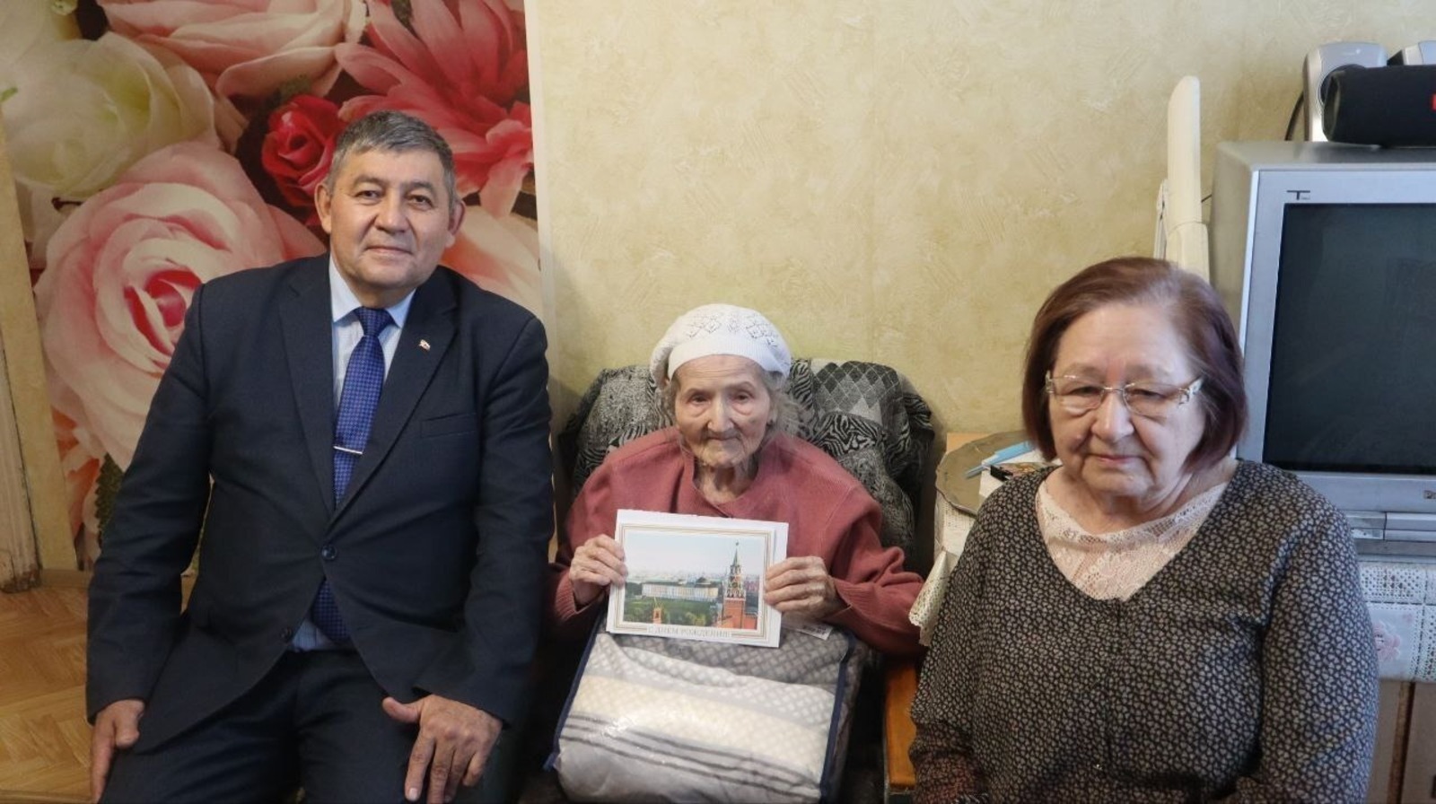 Тыл эшсәне 102 йәшен билдәләне