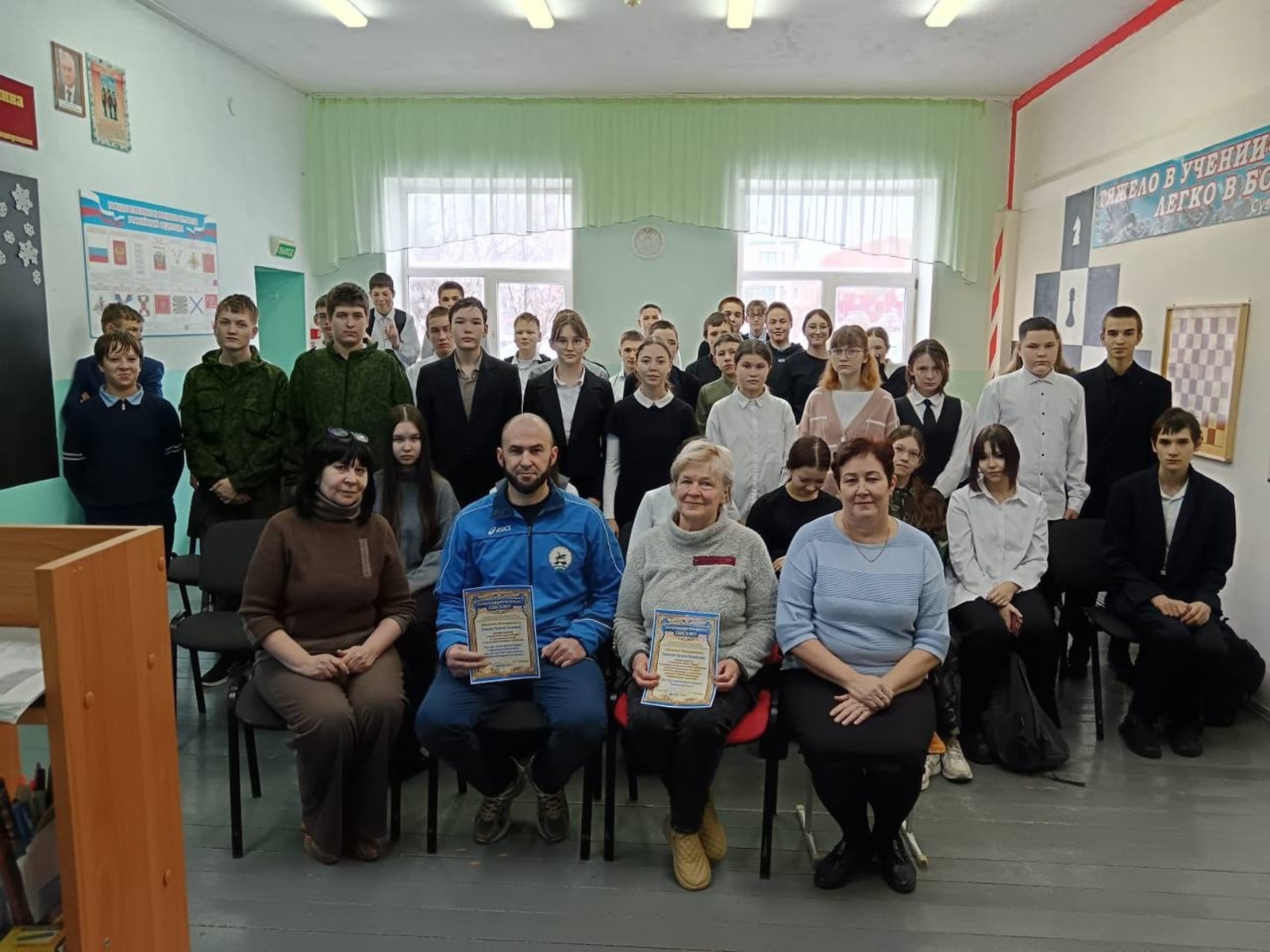 Чемпиондар мәктәп уҡыусылары янында