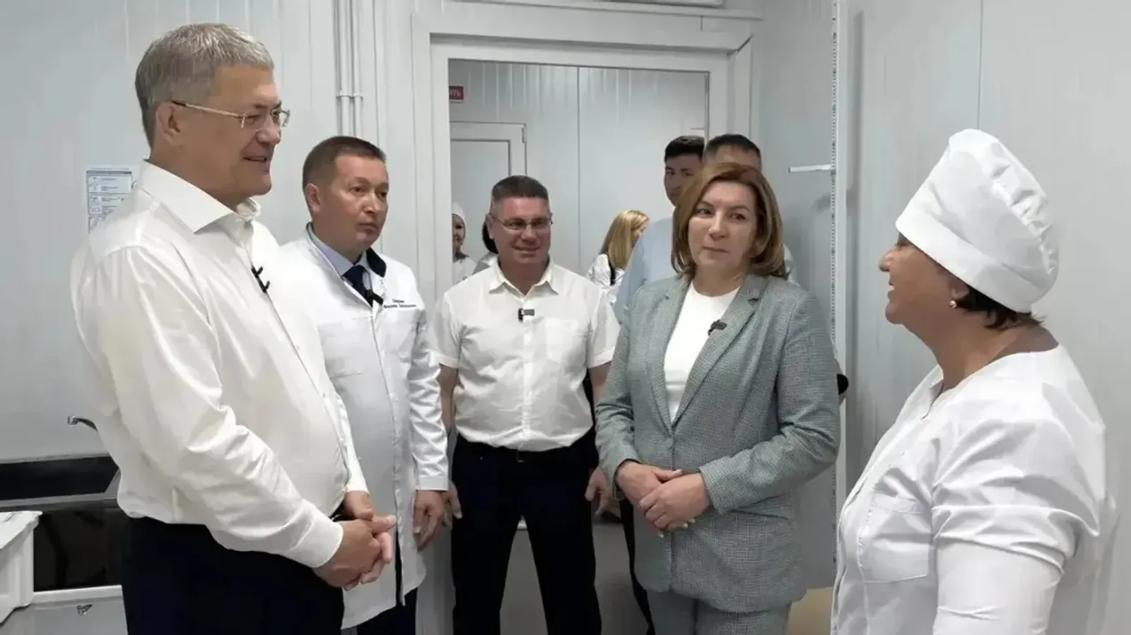 Радий Хәбиров Ҡырмыҫҡалы районындағы табип амбулаторияһының эшен күрһәтте