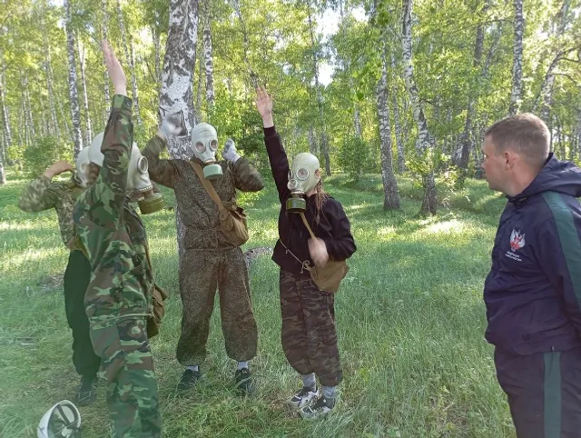 Йәш туристар һынатманы