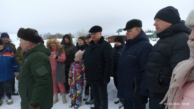 Балыҡ ҡап, ҡап! Боҙ өҫтөндә ялтырап ят