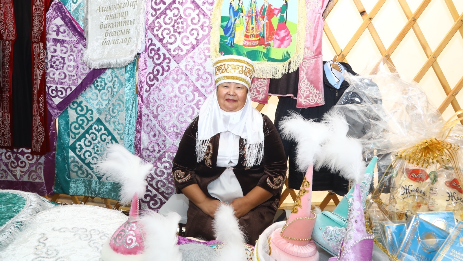 Ырымбурҙан ҡаҙаҡ йылҡысылары үҙ мәҙәниәтен күрһәтә.