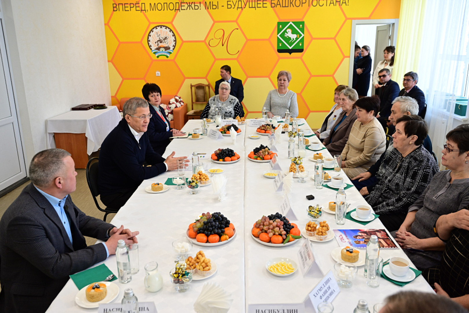 Радий Хабиров передал ордена генерала Шаймуратова семьям погибших участников СВО