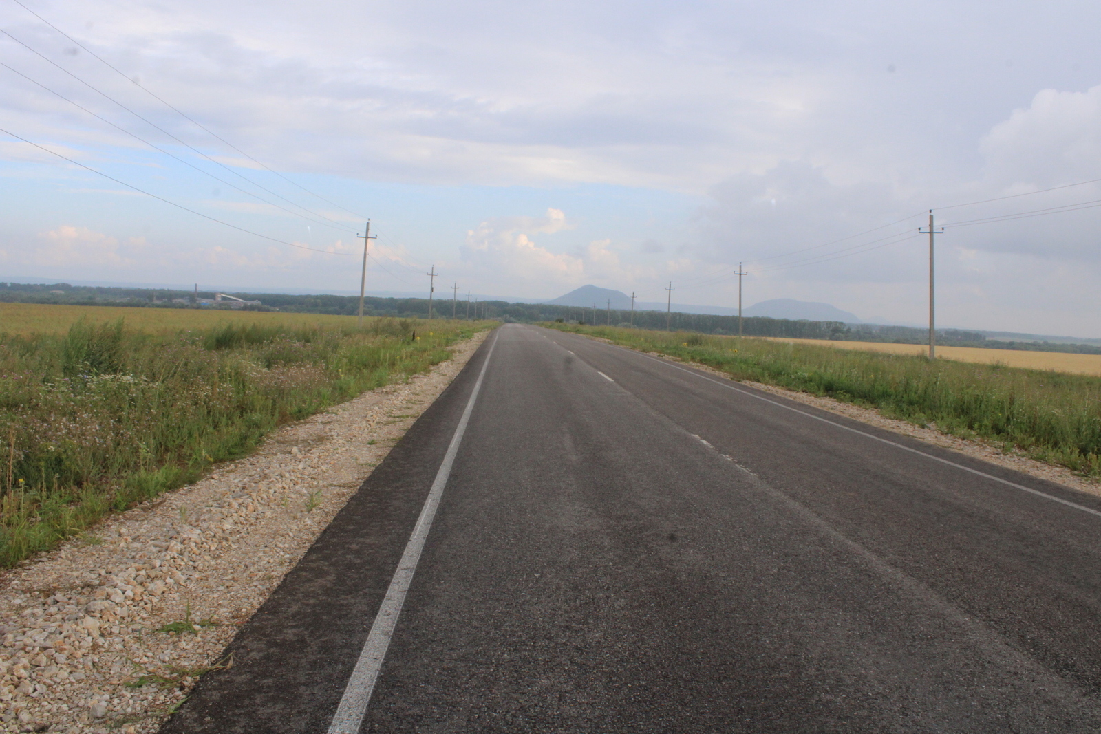 Тәтешле юлы яҡшыра Был участка өс райондың транспорт бәйләнешен тәьмин итә.