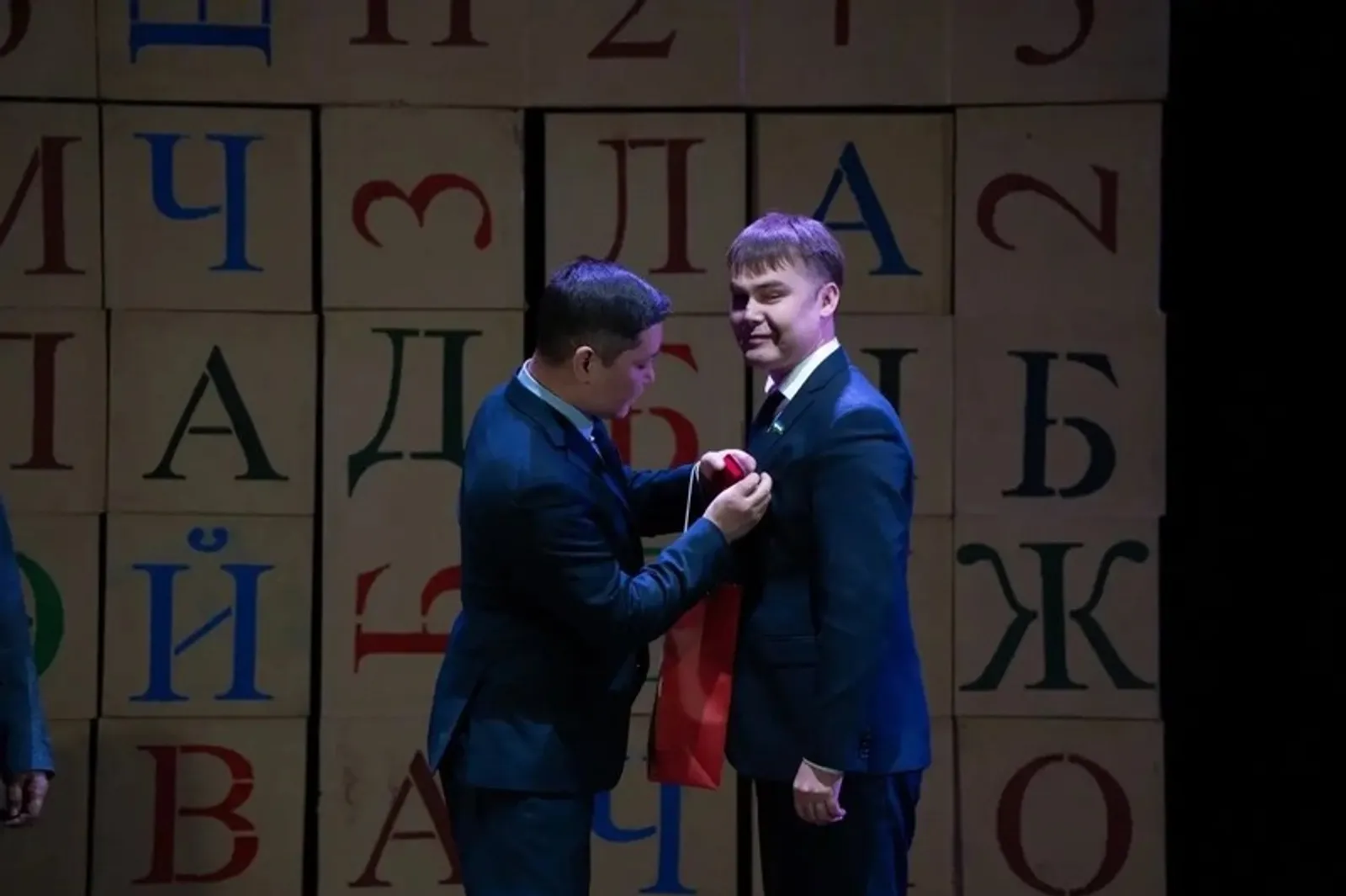 Тывала башҡорт яҙыусыһы Айгиз Баймөхәмәтов миҙал менән бүләкләнде